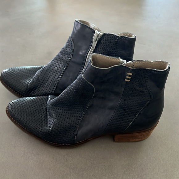 Gently worn womens ankle boots by Khrio in size 39 - Picture 2 of 6